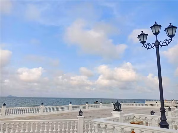 Dọc 2 bên là những hành lang màu trắng tinh, kết hợp với đèn đường đen nổi bật.