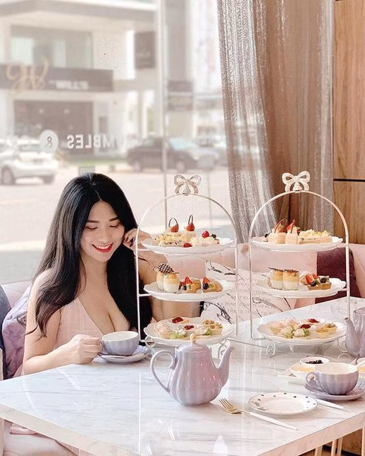 Ngoại hình bốc lửa nên cô nàng hot girl Malaysia này được nhiều nhãn hàng mời làm người mẫu quảng cáo.