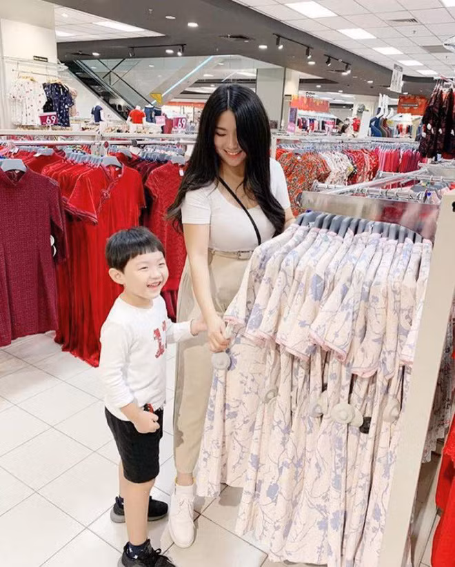 Cách đây vài ngày cô bất ngờ thu hút sự quan tâm của mọi người với câu chuyện bị lạc em trai khi mua sắm tại trung tâm thương mại. Szu Geng Sig nhờ mọi người giúp đỡ với vẻ mặt hốt hoảng và được hỗ trợ tìm thấy em trai sau đó không lâu.