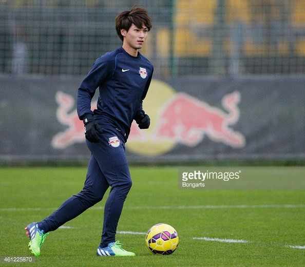 Takumi Minamino, hiện đang chơi vị trí tiền đạo. Anh chàng này sinh năm 1995, tại Osaka (Nhật Bản) cùng lứa với các cầu thủ của đội tuyển như Xuân Trường, Công Phượng hay Văn Toàn.