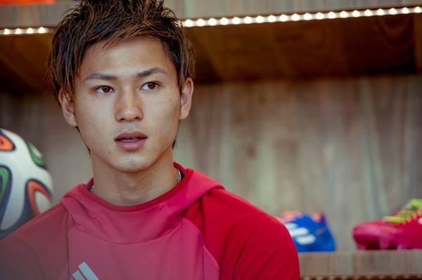 Những hình ảnh đời tư của Minamino được dân mạng Việt, đặc biệt là các fan nữ khai thác triển để sau khi xuất hiện trong trận tứ kết VCK Asian Cup 2019 giữa đội tuyển Việt Nam và Nhật Bản.