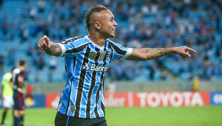 Brasil đưa tin, Man City đang nhắm tới Everton Soares - tiền đạo thuộc biên chế Gremio. Thậm chí mức phí mà "nửa xanh thành Manchester" chi ra cho cái tên còn xa lạ với bóng đá châu Âu cũng khiến nhiều người sửng sốt: 55 triệu bảng.