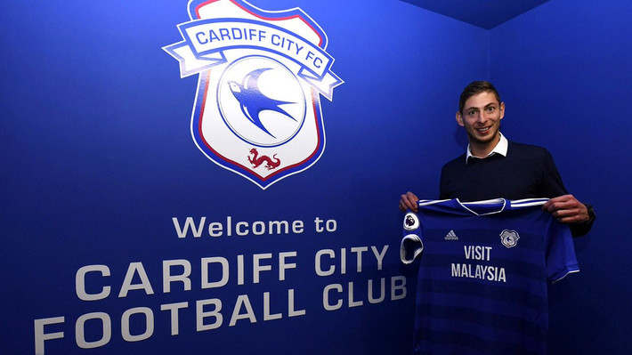 Trang chủ CLB Cardiff City thông báo đã sở hữu chữ ký của Emiliano Sala từ Nantes với mức phí được cho là 15 triệu bảng. Tiền đạo 28 tuổi trở thành bản hợp đồng đắt giá nhất lịch sử The Bluebirds và sẽ gắn bó với đại diện Premier League trong giao kèo có thời hạn 3 năm rưỡi.