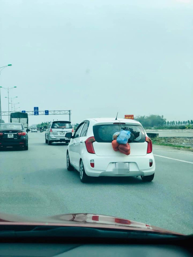 Những bức ảnh chụp lại quà quê theo những chuyến xe được chia sẻ nhiều trên mạng xã hội.