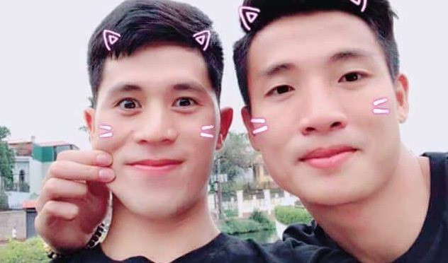Nên đoạn clip mà bạn gái Bùi Tiến Dũng đăng lên là những hình ảnh đầu tiên mà cặp đôi cầu thủ Đình Trọng và Tiến Dũng xuất hiện chung sau 3 tháng xa cách.