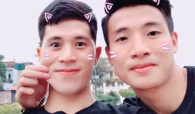 Nên đoạn clip mà bạn gái Bùi Tiến Dũng đăng lên là những hình ảnh đầu tiên mà cặp đôi cầu thủ Đình Trọng và Tiến Dũng xuất hiện chung sau 3 tháng xa cách.