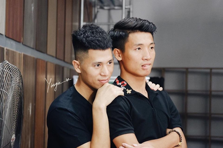 Đình Trọng và Tiến Dũng vẫn vô cùng tình tứ khi cùng nhau vào bếp. Mặc dù trước mặt 2 cầu thủ này là cô người yêu xinh đẹp tên Khánh Linh.