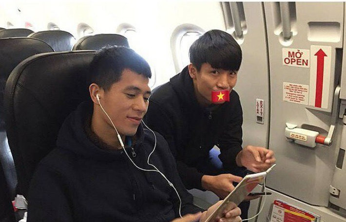 Bởi vậy mà sau 3 tháng Đình Trọng điều trị chấn thương ở Hàn Quốc, còn Tiến Dũng thì vừa bận rộn với lịch thi đấu, vừa mải miết chuẩn bị cho quán cafe mới mở thì khoảnh khắc cặp đôi hội ngộ cùng nhau đã được fan chia sẻ rộng rãi trên MXH.