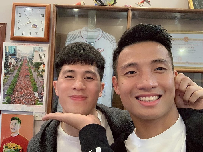 Mới đây, bạn gái trung vệ Bùi Tiến Dũng đã cho đăng tải đoạn clip ngắn trên story trang instagram cá nhân của mình ghi lại khoảnh khắc Tư Dũng hội ngộ với Đình Trọng sau khi cầu thủ này điều trị chấn thương từ Hàn Quốc trở về.