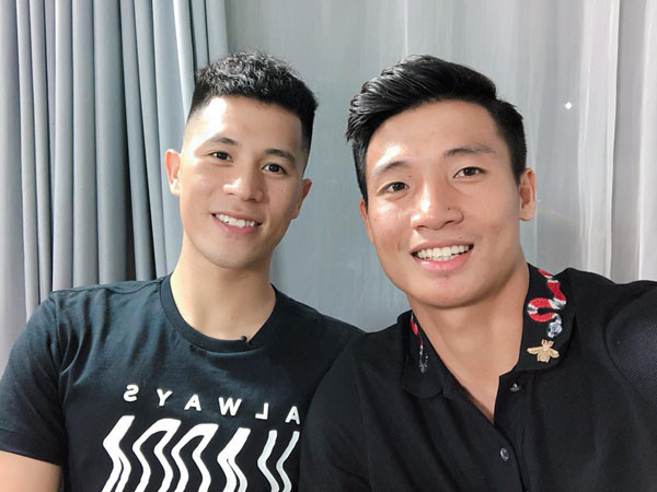 Tuy trong trận đấu của Viettel - Hà Nội cách đây không lâu, Đình Trọng đã có mặt trên khán đài để theo dõi đồng đội thi đấu nhưng có lẽ vì quá bận rộn và do tính chất trận đấu mà cả hai chưa thể gặp gỡ riêng.