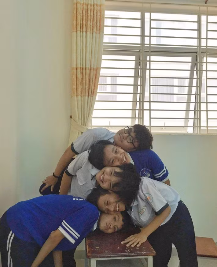 Cách làm khá đơn giản của kiểu chụp ảnh nhóm này tạo ra các bức ảnh nhóm độc đáo và hài hước.