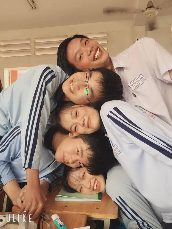 Nhiều người cho rằng những bức ảnh nhóm hài hước thế này sẽ giúp thắt chặt thêm tình cảm trong hội bạn và cũng là cách giải trí vui vẻ, lành mạnh.