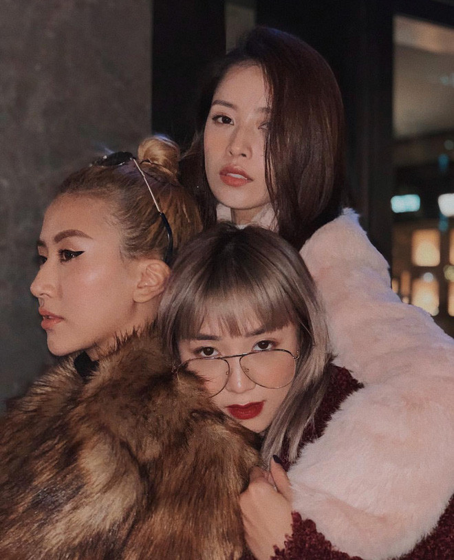 Mở đầu cho trào lưu chụp ảnh nhóm "đầu chồng đầu" hội hot girl như Salim, Kiều Trinh Xíu và ngay sau đó đã được nhân rộng ra toàn MXH.