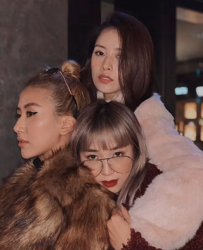 Mở đầu cho trào lưu chụp ảnh nhóm "đầu chồng đầu" hội hot girl như Salim, Kiều Trinh Xíu và ngay sau đó đã được nhân rộng ra toàn MXH.