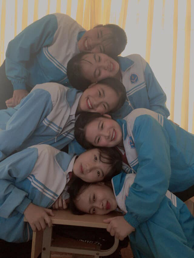 Trên các diễn đàn dành cho giới trẻ, các hình ảnh như thế này đang trở nên phổ biến. Dưới bài đăng, dân mạng còn hào hứng rủ rê hội bạn thân làm kiểu tương tự.