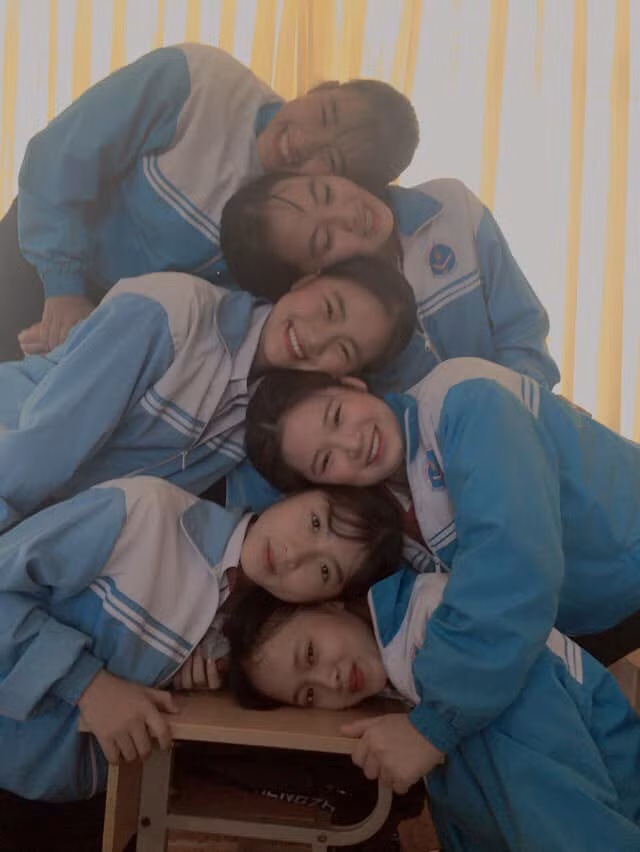 Trên các diễn đàn dành cho giới trẻ, các hình ảnh như thế này đang trở nên phổ biến. Dưới bài đăng, dân mạng còn hào hứng rủ rê hội bạn thân làm kiểu tương tự.