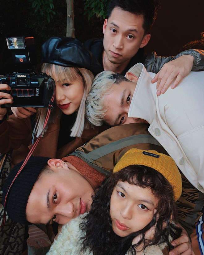 Một trong những bức ảnh "đầu chồng đầu" hot nhất MXH hôm nay khi những thành viên tham gia hoàn thành tác phẩm trông đều vô cùng xinh xắn.