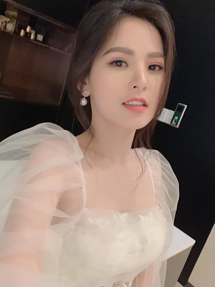 Từ khi nổi tiếng, Phi Huyền Trang luôn gắn liền với hình ảnh cô nàng sexy, gợi cảm và hầu như mọi vai diễn cũng đều được xây dựng theo hình tượng táo bạo, nhiều cảnh nóng. Sau thành công của series Ghiền Mì Gõ, Huyền Trang được dân mạng ưu ái gọi với biệt danh là 'Thánh nữ', cô liên tục xuất hiện trong các sản phẩm hài, một số phim truyền hình và hầu như vai diễn nào cũng có phân cảnh gần gũi với bạn diễn nam.