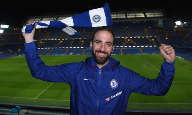 Chuyển nhượng cầu thủ từ London, tiền đạo Gonzalo Higuain đã hoàn tất việc chuyển đến Chelsea theo hợp đồng cho mượn dài hạn.