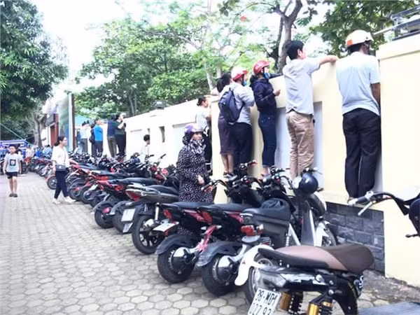 Mới đây, chùm ảnh ghi lại không khí căng thẳng trong kỳ thi vào trường THPT được dân mạng chia sẻ nhiệt tình.