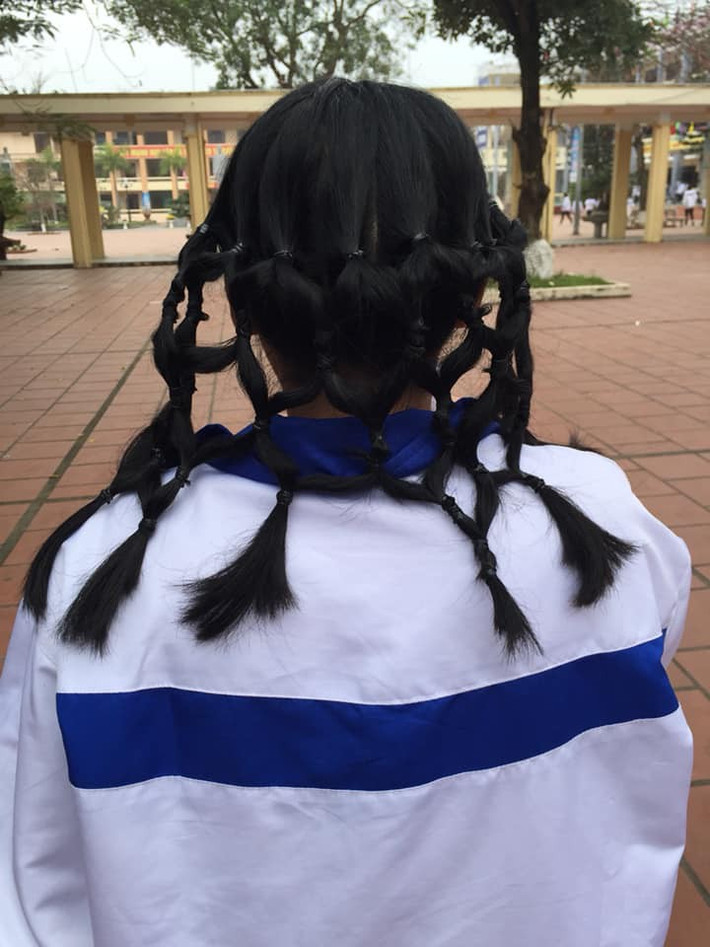 Nhìn kỹ 1 chút, trào lưu này không khó thực hiện như người ta vẫn tưởng. Chỉ cần khéo léo chia tóc thành nhiều phần bằng nhau, rồi mỗi phần nhỏ lại chia làm 2 và nối liền chúng lại.