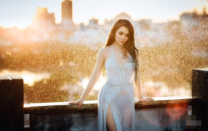 Thậm chí, trong nhiều khoảnh khắc không hiểu là "vô tình hay hữu ý", hot girl 9X Mon 2K liên tục để lộ nội y nhức mắt.