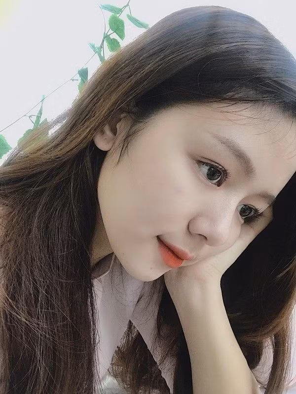 Chia sẻ về những bức ảnh của mình, Linh Chi chia sẻ: "Thực ra, bức ảnh trên không phải là ảnh chụp lén đâu ạ. Mình đang thực tập tại một bệnh viện, hình ảnh này được các bạn tranh thủ chụp lại trong lúc chờ chăm sóc bệnh nhân".