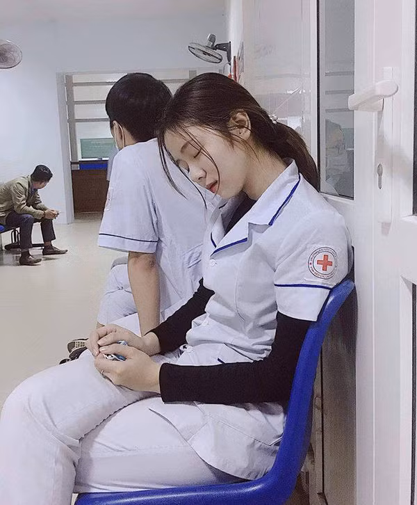 Dù clip chỉ quay ở góc nghiêng, nhưng có thể thấy, nữ chính đẹp không góc chết.Sau khi xem xong clip, các chàng trai đã rần rần truy tìminfo củanữ điều dưỡng viênnày.