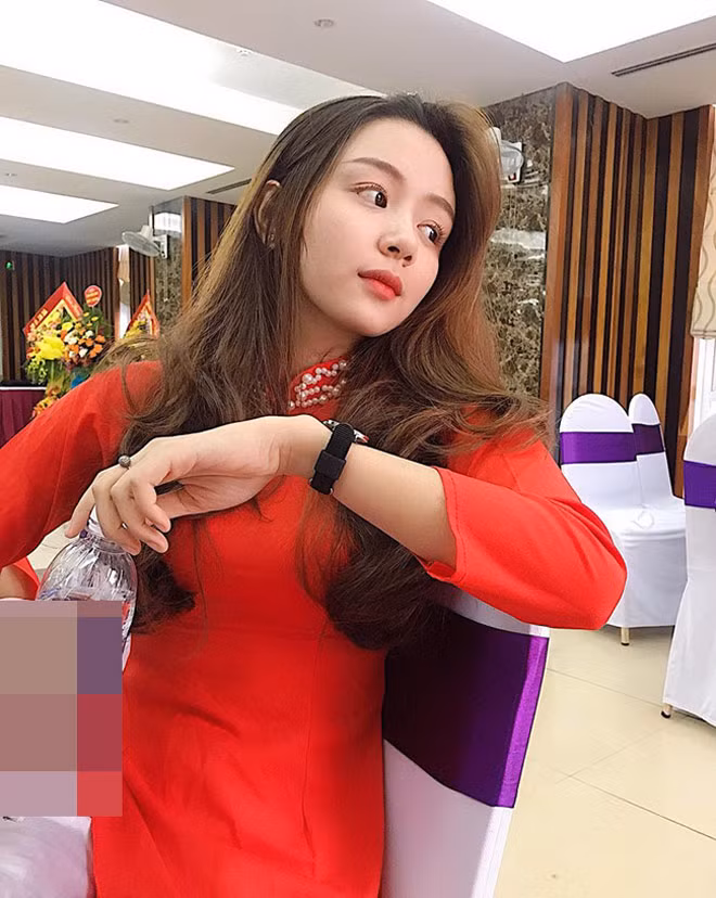 Trên Facebook cá nhân, Linh Chi khá chăm chỉ cập nhật hình ảnh đời thường. Cô nàng vẫn sở hữu khá nhiều lượt theo dõi nhờ gương mặt khả ái.