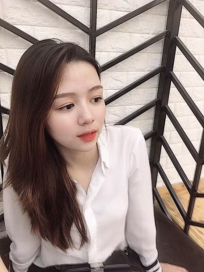 Linh Chi từng tham gia một cuộc thi sắc đẹp của huyện và giành giải "Gương mặt khả ái". Năm 2018, cô nàng lọt vào bán kết cuộc thi "Hoa khôi sinh viên Việt Nam". Ngoài công việc học tập, Linh Chi còn là mẫu ảnh chuyên nghiệp của nhiều shop thời trang tại Nghệ An.