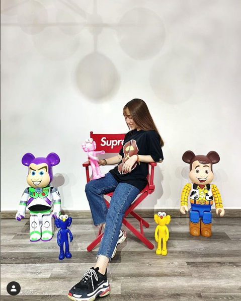 Nhưng món đồ chơi mang tên Bearbrick chuẩn Rich Kid của Joyce Pham. Được biết những chú chuột đồ chơi này có giá từ vài chục triệu lên tới vài trăm triệu đồng tùy từng phiên bản.