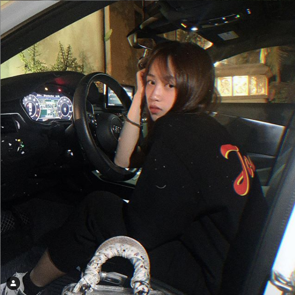 Trong kho đồ của mình, Joyce Pham sở hữu hàng loạt những món hàng xa xỉ như Adidas Yeezy, túi Hermes, ghế Supreme hay chú chuột đồ chơi Bear Brick có giá lên tới vài trăm triệu đồng.