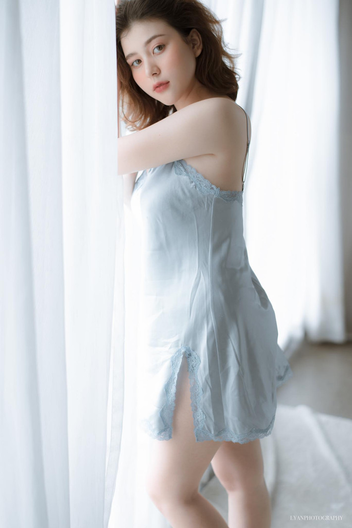 Sau khi ngắm loạt ảnh của bông hồng lai Việt - Mỹ này nhiều dân mạng đã "mạn phép" đặt tên đó là "Bánh trôi nước". Lý do khá đơn giản, Nhật Anh chẳng khác nào chiếc bánh trôi nước "vừa trắng lại vừa tròn".