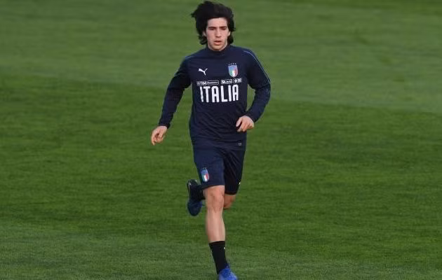 AC Milan sẽ bị sự cạnh tranh không nhỏ bởi MU và các câu lạc bộ Serie A khác như Juventus hay Inter Milan cũng đang ra sức mời gọi tài năng trẻ Sandro Tonali.
