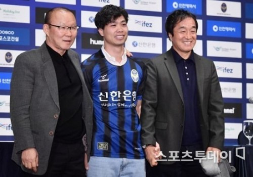 Văn Lâm mắc sai lầm dẫn đến bàn thua của Muangthong trong ngày ra mắt, Xuân Trường mất bóng dẫn tới bàn thua của Buriram thì Công Phượng lại nổ súng mang đến trận hòa cho Incheon.