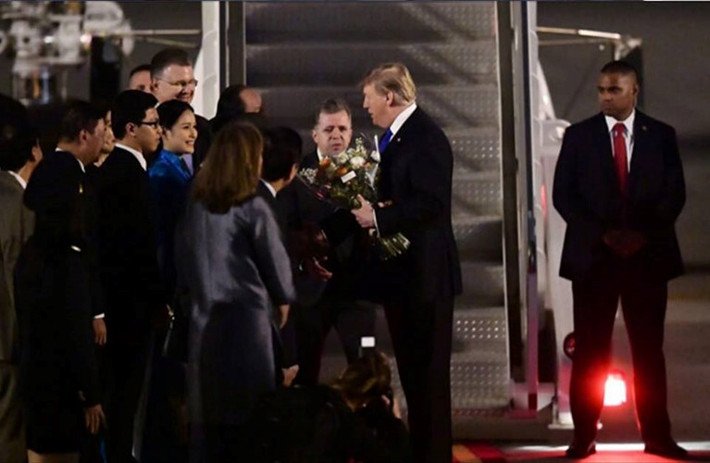 Vượt qua hàng ngàn gương mặt được tuyển chọn Phương Linh đã được đại diện Việt Nam tặng hoa cho Tổng thống Mỹ - Donald Trump.