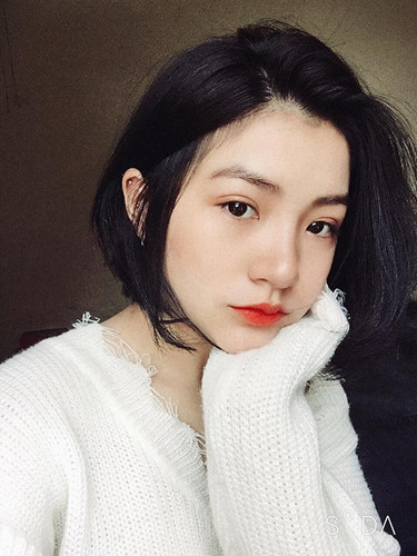 10X khá nổi bật ở trường nhờ sở hữu ngoại hình xinh xắn. Khoảnh khắc Uyên vui vẻ với bạn bè.