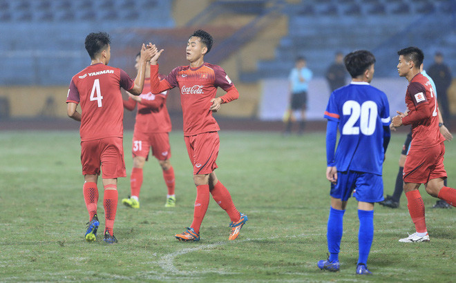 Pha ghi bàn của Xuân Tú giúp NHM U23 Việt Nam mở màn cho trận đấu tưng bừng trước U23 Đài Bắc Trung Hoa dưới trời mưa không ngớt của Hà Nội.