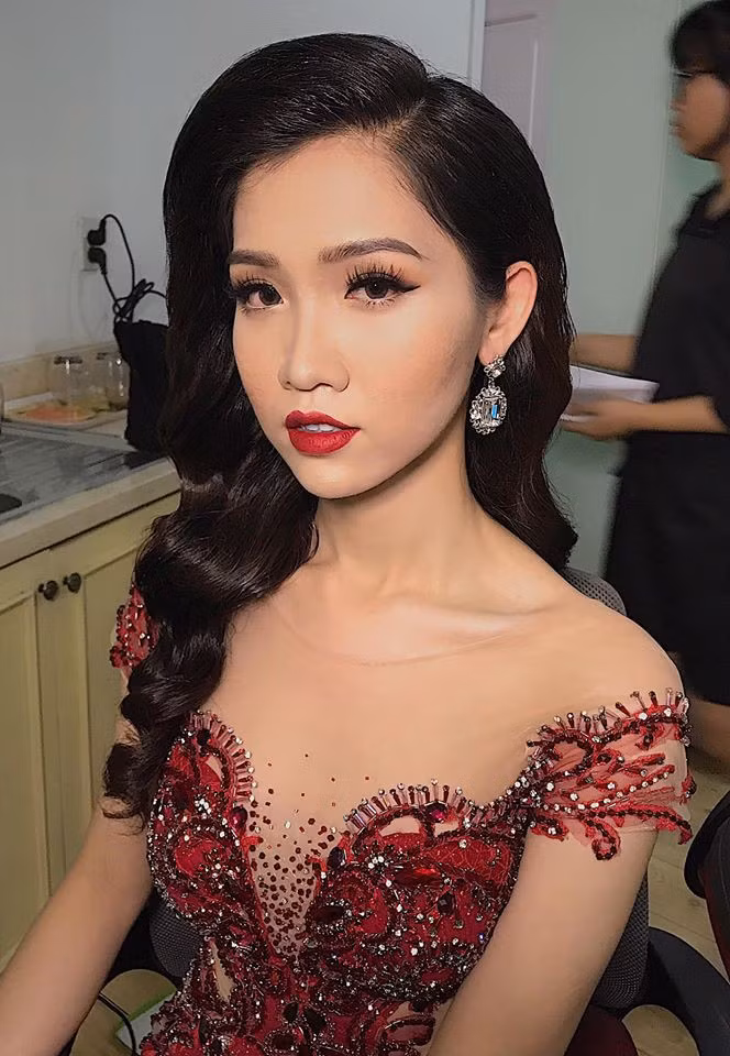 Hà từng tâm sự rằng, năm 18 tuổi cô công khai giới tính thật với gia đình, nhưng khi đó mẹ cô cho rằng đó là bệnh và bắt phải đi khám bác sĩ. Gia đình không hiểu, bản thân lại cảm thấy vô định trong tương lai, tất cả khiến tân Hoa hậu Chuyển giới Việt Nam này cảm thấy cực kỳ tổn thương.