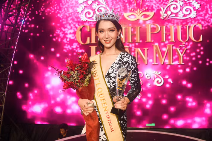 Để đủ tiền cho con sang Thái phẫu thuật, mẹ Nhật Hà còn phải bán chiếc nhẫn mình luôn mang theo bên người. Mẹ ủng hộ là vậy, nhưng bố Hà thì không.