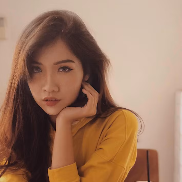 Đến năm 20 tuổi, được bạn bè và họ hàng khuyên bảo, mẹ của Nhật Hà mới có cái nhìn thoáng hơn về người chuyển giới. Khi đó, bà biết rằng con trai mình không phải bị bệnh.