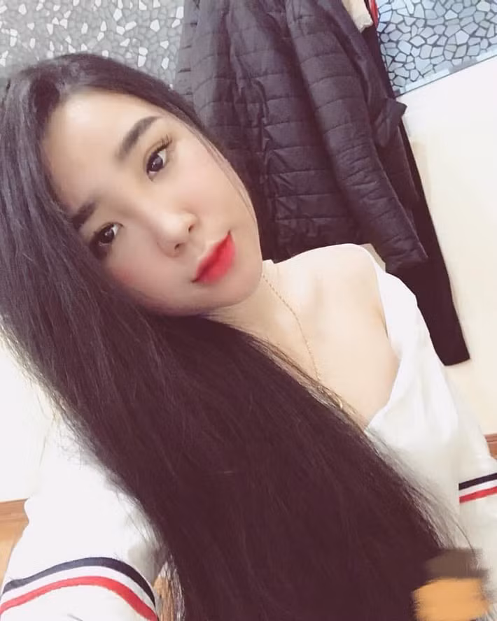 Ngay sau khi gây sốt tại Việt Nam, nhiều dân mạng đã chia sẻ họ đã tìm được chiếc áo y hệt nhưng với giá chỉ bằng 1/10 so với giá gốc mà nhà thiết kế Thom Browne bán ra.