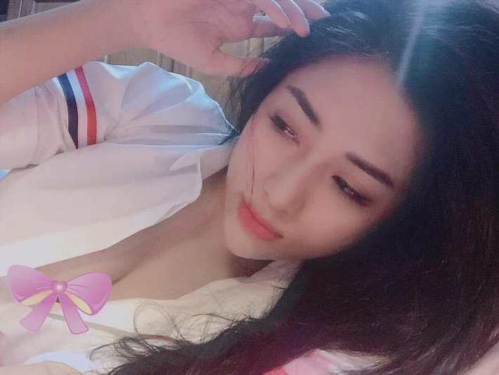 Theo tìm hiểu, chiếc áo sơ-mi trắng 3 sọc này là của nhà thiết kế Thom Browne, được bán với giá dao động xung quanh 15 triệu đồng.