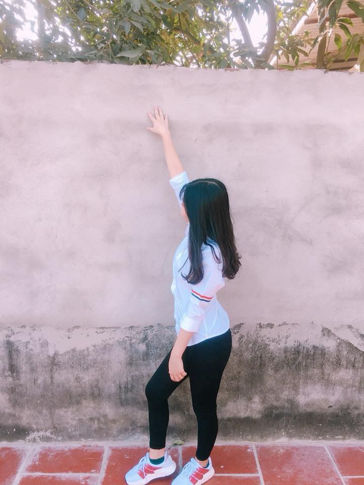 Tuy nhiên, theo đánh giá của nhiều người, không phải ai mặc chiếc áo sơ-mi này cũng sang. Họ cho rằng, nhiều người mặc lên nhìn ra là "hàng chợ".