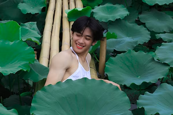 Không chỉ phái đẹp, mới đây các nam sinh mặc áo yếm tạo dáng bên hồ sen. Gây chú ý nhất phải kể đến nam thanh niên thân hình cơ bắp, khuôn mặt điển trai đang tạo dáng với hoa sen ngay giữa hồ.