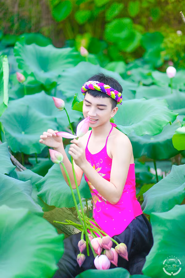 Được biết, nhân vật làm mẫu "bất đắc dĩ" này là Nguyễn Tuấn Đạt, hiện đang làm nhiếp ảnh gia cho 1 studio ở Hà Nội.