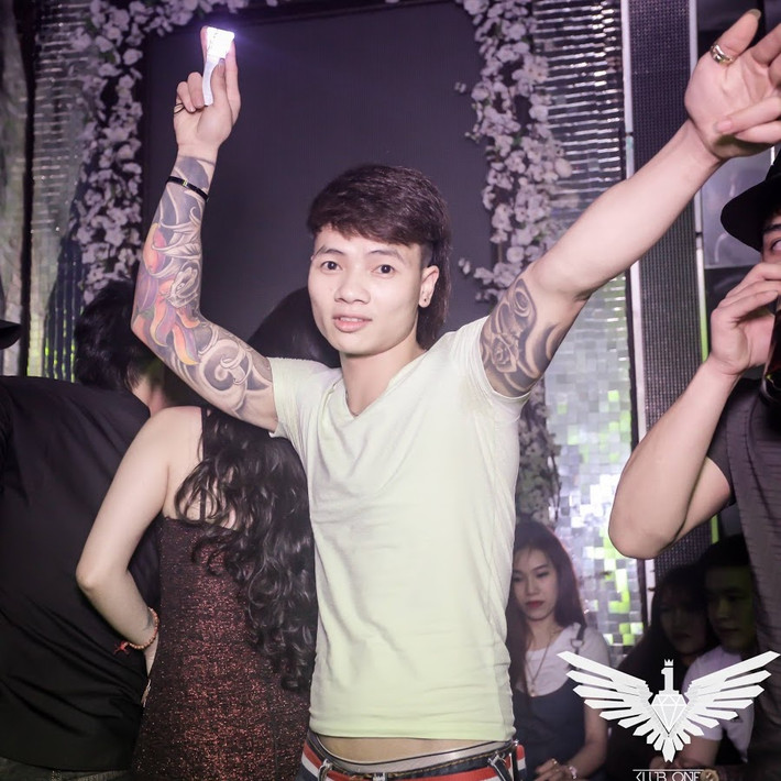 Dù vậy, những clip của Khá cũng được nhiều người theo dõi và đối tượng này còn được chính Youtube trao tặng nút bạc.