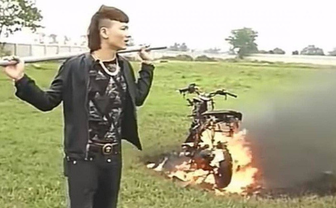 Clip đốt xe của nhân vật mạng Khá Bảnh đã gây bức xúc trên MXH, nhiều luồng ý kiến cho rằng hành động này của Bảnh là chơi ngông và mang tính câu view.