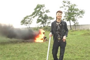 Mặc dù là xe mang tên chính chủ của nhân vật mạng Khá Bảnh nhưng hành động phá hoại tài sản gây một hiệu ứng xấu cho giới trẻ, đặc biệt là những người thường xuyên theo dõi đối tượng này trên MXH.