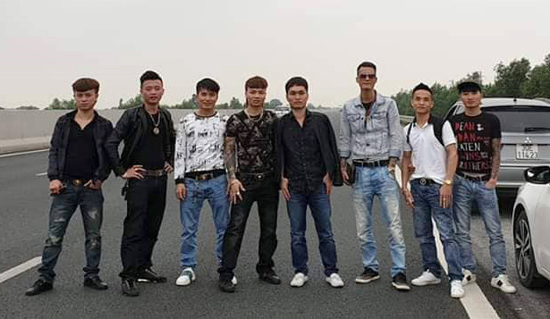 Trước đó, để ăn theo vụ việc gia đình lái xe ở Thanh Hóa dừng xe trên cao tốc để ăn trưa, Khá Bảnh cũng quy tụ nhiều anh em dừng lại trên cao tốc để chụp ảnh.